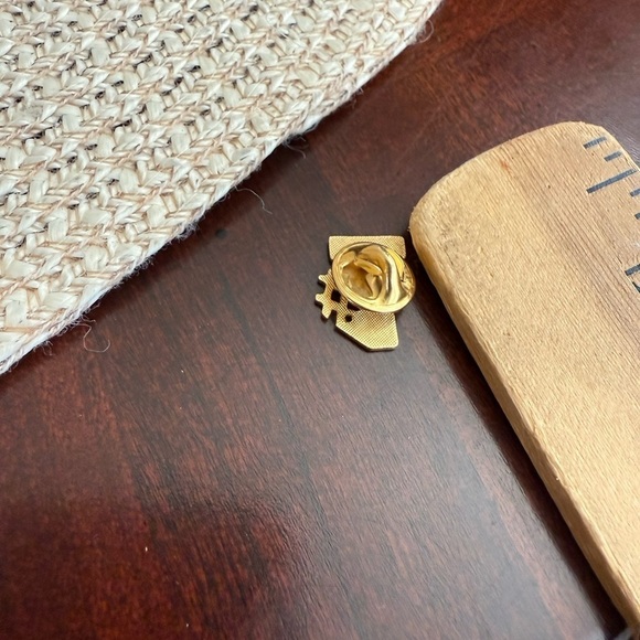 #1 gold Tone Pin - Picture 3 of 3